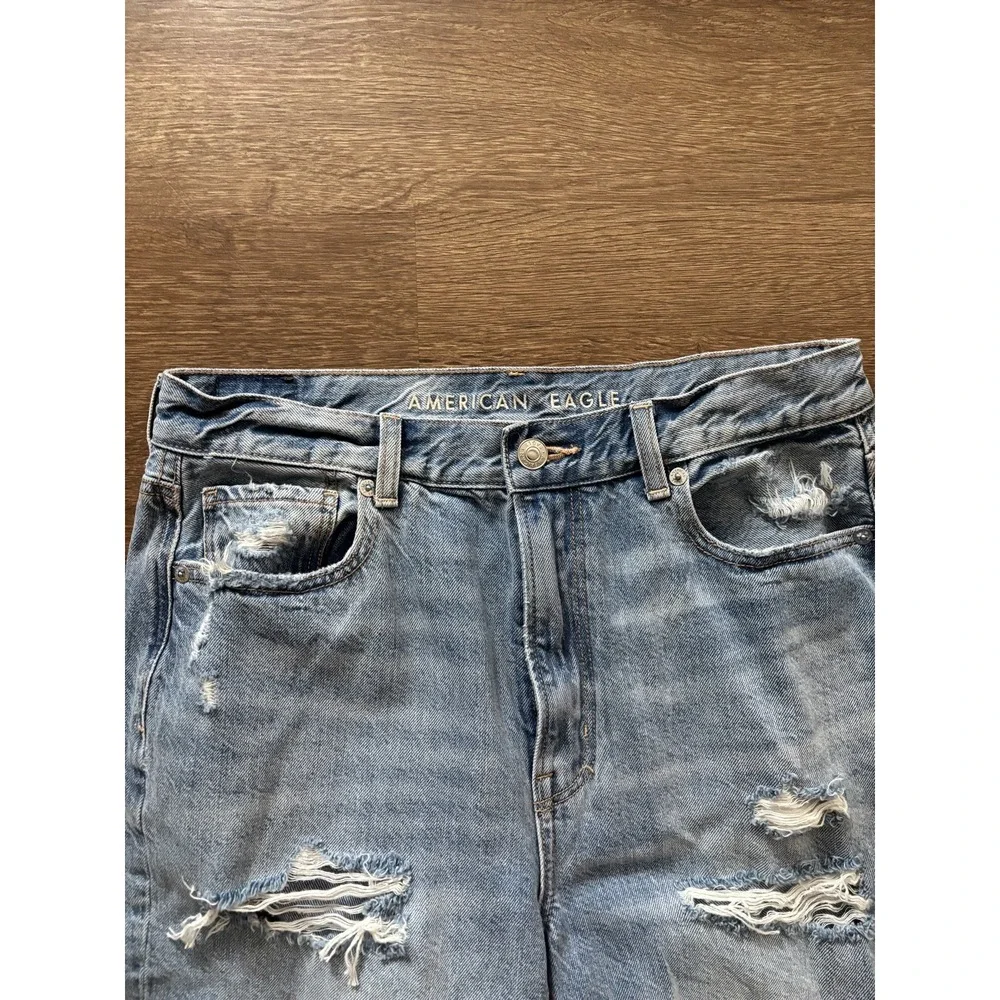 American Eagle Women's Mom‎ Jeans Distressed Size 8 Light Wash Denim